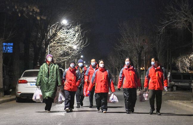 (220120) -- TIANJIN, Jan. 20, 2022 -- Medical workers head for a COVID-19 testing site at dawn in north China s Tianjin, Jan. 20, 2022. The city launched its fourth citywide nucleic acid testing at 6 a.m. Thursday, aiming to curb the further spread of the virus. ) CHINA-TIANJIN-COVID-19-FOURTH CITYWIDE TESTING-LAUNCH (CN) SunxFanyue 