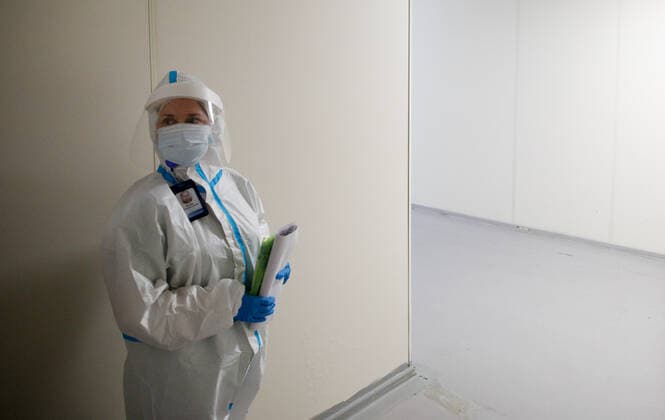 Coronavirus in Russland, EindrÃ¼cke aus temporÃ¤rem Krankenhaus in St. Petersburg ST PETERSBURG, RUSSIA â€” JANUARY 20, 2022: in the red zone of a field hospital for COVID-19 patients at the LenExpo Exhibition Centre. Since the start of the pandemic, St Petersburg has confirmed more than 897,800 cases of COVID-19. Since 15 January 2022, the number of new confirmed cases has been increasing in St Petersburg by more than 3,000 daily. On 20 January, St Petersburg experienced a record high of more than 4,700 new coronavirus cases. With the advance of the omicron strain of coronavirus, the cityâ€™s health system has been put on high alert. Valentin Yegorshin TASS  TS11FD87