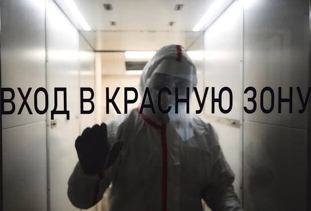Coronavirus in Russland, Eindr?cke aus tempor?rem Krankenhaus in St. Petersburg Russia Coronavirus Treatment 6745602 20.01.2022 A medical worker is seen through a transparent door in the intensive care unit for COVID-19 patients at the hospital deployed at Lenexpo in St. Petersburg, Russia. Alexei Danichev Sputnik St. Petersburg Russia  Copyright: xAlexeixDanichevx