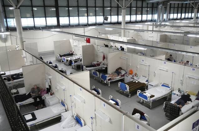 Coronavirus in Russland, Eindr?cke aus tempor?rem Krankenhaus in St. Petersburg Russia Coronavirus Treatment 6745630 20.01.2022 The view shows wards with COVID-19 patients at the hospital deployed at Lenexpo in St. Petersburg, Russia. Alexei Danichev Sputnik St. Petersburg Russia  Copyright: xAlexeixDanichevx