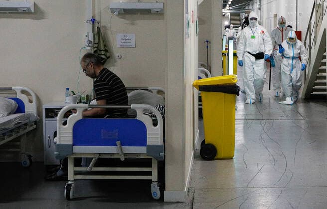 Coronavirus in Russland, EindrÃ¼cke aus temporÃ¤rem Krankenhaus in St. Petersburg ST PETERSBURG, RUSSIA â€” JANUARY 20, 2022: A patient sits on his bed in the red zone of a field hospital for COVID-19 patients at the LenExpo Exhibition Centre. Since the start of the pandemic, St Petersburg has confirmed more than 897,800 cases of COVID-19. Since 15 January 2022, the number of new confirmed cases has been increasing in St Petersburg by more than 3,000 daily. On 20 January, St Petersburg reported a record high of more than 4,700 new coronavirus cases. With the advance of the omicron strain of coronavirus, the cityâ€™s health system has been put on high alert. Valentin Yegorshin TASS  TS11FD95