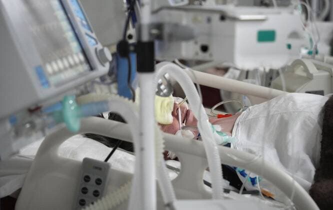 Coronavirus in Russland, Eindr?cke aus tempor?rem Krankenhaus in St. Petersburg Russia Coronavirus Treatment 6745637 20.01.2022 A woman is seen in an intensive care unit for COVID-19 patients at the hospital deployed at Lenexpo in St. Petersburg, Russia. Alexei Danichev Sputnik St. Petersburg Russia  Copyright: xAlexeixDanichevx