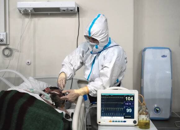 Coronavirus in Russland, Eindr?cke aus tempor?rem Krankenhaus in St. Petersburg Russia Coronavirus Treatment 6745645 20.01.2022 A nurse wearing personal protective equipment (PPE) takes care of a patient in an intensive care unit for COVID-19 patients at the hospital deployed at Lenexpo in St. Petersburg, Russia. Alexei Danichev Sputnik St. Petersburg Russia  Copyright: xAlexeixDanichevx