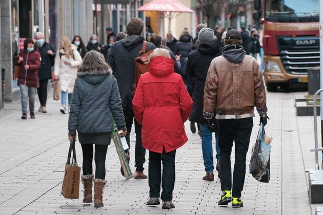 Düsseldorf 20.01.2022 Einkaufstaschen Papiertüten Flinger Strasse Flingerstrasse keine Maskenpflicht mehr Einkaufsstrasse Einkaufsstraße Shoppingmeile Einkaufsmeile Corona Pandemie Covid Corona Lockdown Masken Einkaufen Einzelhandel Notbremse shutdown Infektionsschutzgesetz Inzidenz Inzidenzwert Bundesnotbremse Fussgängerzone Menschenmasse Düsseldorf Nordrhein-Westfalen Deutschland