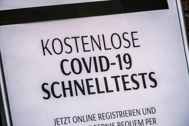 Düsseldorf 20.01.2022 Covid Corona Inzidenz kostenloser Bürgertest Pandemie Lockdown shutdown Covid Corona Maskenpflicht Notbremse Coronatest Test Inzidenz Inzidenzwert PCR Abrechnung Schnelltestzentrum Schnelltest kostenlos kostenfrei Covid-19 Covidtest Abrechnung Inzidenz Impfbereitschaft Antigen-Schnelltests Düsseldorf Nordrhein-Westfalen Deutschland