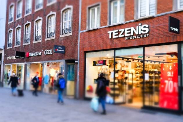 Düsseldorf 20.01.2022 Flinger Strasse Flingerstrasse keine Maskenpflicht mehr Einkaufsstrasse Einkaufsstraße Shoppingmeile Einkaufsmeile Corona Pandemie Covid Corona Lockdown Masken Einkaufen Einzelhandel Notbremse shutdown Infektionsschutzgesetz Inzidenz Inzidenzwert Bundesnotbremse Fussgängerzone Einkaufsbummel Einkaufstasche Handtasche Papiertüte Einkaufstraße Einkaufstrasse Modemeile intimissi Street one StreetOne Cecil Tezenis Düsseldorf Nordrhein-Westfalen Deutschland
