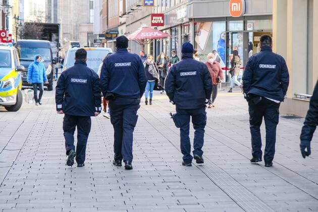 Düsseldorf 20.01.2022 Altstadt Flinger Strasse Ordnungsamt OSD Falschparker Bußgeld Bussgeld Knöllchen Strassenverkehrsordnung Parken Parknot Verwarnung Ordnungswidrigkeit Hilfspolizist Hilfssheriff Düsseldorf Nordrhein-Westfalen Deutschland