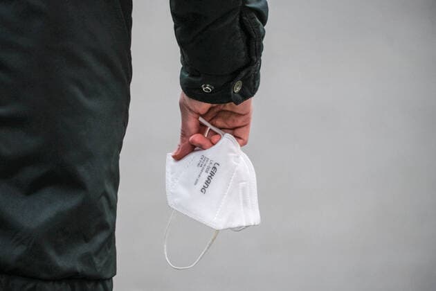 Düsseldorf 20.01.2022 Schutzmaske medizinische OP-Maske Coronamaske Covid Inzidenz 3G 2G Mundschutz Düsseldorf Nordrhein-Westfalen Deutschland