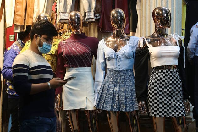 Coronavirus Emergency In India A man warring facemask walk past and back side mannequin at a textile retail outlet in Kolkata on January 20,2022. Kolkata India  Copyright: xDebajyotixChakrabortyx originalFilename: chakraborty-notitle220120_npOkB.jpg