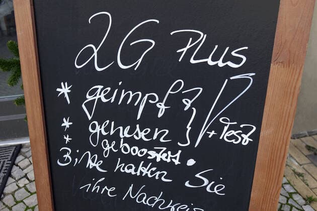 Gaststätte und 2G Plus Gaststätte und 2G Plus, 19.01.2022, Beelitz, Brandenburg, Auf einem Aufsteller steht der Schriftzug 2G Plus.