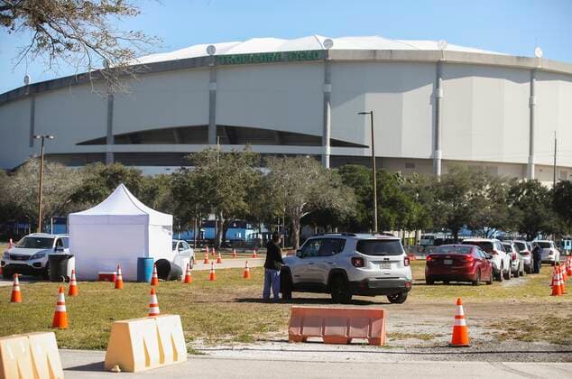 Coronavirus in den USA, Teststelle am Stadion in St. Petersburg, Florida January 20, 2022, St. Petersburg, Florida, USA: Cars line up for the drive-thru COVID-19 testing in the parking lot at Tropicana Field, 1 Tropicana Dr., on Thursday, Jan. 20, 2022 in St. Petersburg. The site is open seven days a week from 8 a.m. to 5 p.m. at 1 Tropicana Drive, near First Avenue S and 16th Street S. The site entrance is located off 16th Street S. Drivers should use Third Avenue S to get there. St. Petersburg USA - ZUMAs70_ 20220120_zan_s70_022 Copyright: xDirkxShaddx