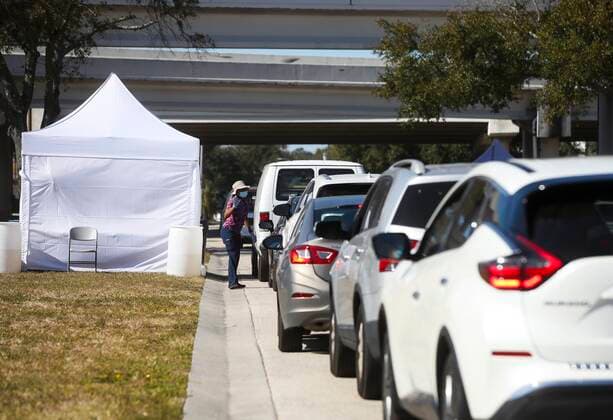 Coronavirus in den USA, Teststelle am Stadion in St. Petersburg, Florida January 20, 2022, St. Petersburg, Florida, USA: Cars line up for the drive-thru COVID-19 testing in the parking lot at Tropicana Field, 1 Tropicana Dr., on Thursday, Jan. 20, 2022 in St. Petersburg. The site is open seven days a week from 8 a.m. to 5 p.m. at 1 Tropicana Drive, near First Avenue S and 16th Street S. The site entrance is located off 16th Street S. Drivers should use Third Avenue S to get there. St. Petersburg USA - ZUMAs70_ 20220120_zan_s70_028 Copyright: xDirkxShaddx