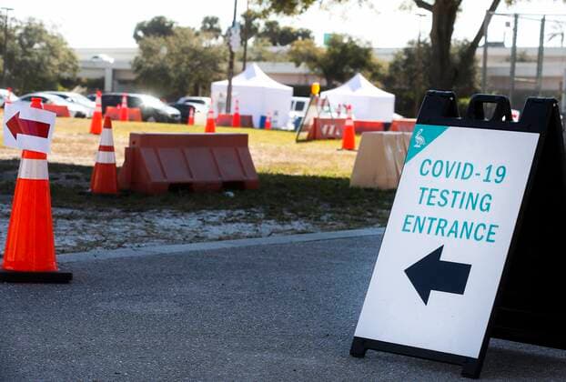 Coronavirus in den USA, Teststelle am Stadion in St. Petersburg, Florida January 20, 2022, St. Petersburg, Florida, USA: Signs direct cars into the drive-thru COVID-19 testing in the parking lot at Tropicana Field, 1 Tropicana Dr., on Thursday, Jan. 20, 2022 in St. Petersburg. The site is open seven days a week from 8 a.m. to 5 p.m. at 1 Tropicana Drive, near First Avenue S and 16th Street S. The site entrance is located off 16th Street S. Drivers should use Third Avenue S to get there. St. Petersburg USA - ZUMAs70_ 20220120_zan_s70_034 Copyright: xDirkxShaddx