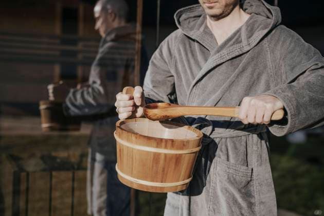 IMAGO Creative, Jahreszeit Winter, Wellness im Spa Mann mit Aufgussbottich in Sauna *** Man with infusion tub in sauna Copyright: imageBROKER/MichaelaxBegsteiger ibxbeg07324476.jpg