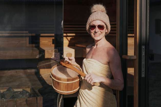 IMAGO Creative, Jahreszeit Winter, Wellness im Spa Creative Highlights Symbolbilder Frau mit Aufgussbottich vor der Sauna *** Woman with infusion tub in front of sauna Copyright: imageBROKER/MichaelaxBegsteiger ibxbeg07324971.jpg