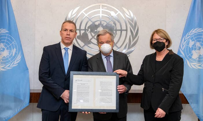 Bilder des Jahres 2022, News 01 Januar News Themen der Woche KW03 News Bilder des Tages (220121) -- UNITED NATIONS, Jan. 21, 2022 -- UN Secretary-General Antonio Guterres (C) poses with Gilad Erdan (L), permanent representative of Israel to the UN, and Antje Leendertse, permanent representative of Germany to the UN, on the occasion of the adoption of a resolution on Holocaust denial by the UN General Assembly at the UN headquarters in New York on Jan. 20, 2022. The UN General Assembly on Thursday adopted a resolution to reject and condemn any denial of the Holocaust as a historical event. ( Handout via Xinhua) UN-GENERAL ASSEMBLY-HOLOCAUST DENIAL REJECTION MarkxGarten UNxPhoto 