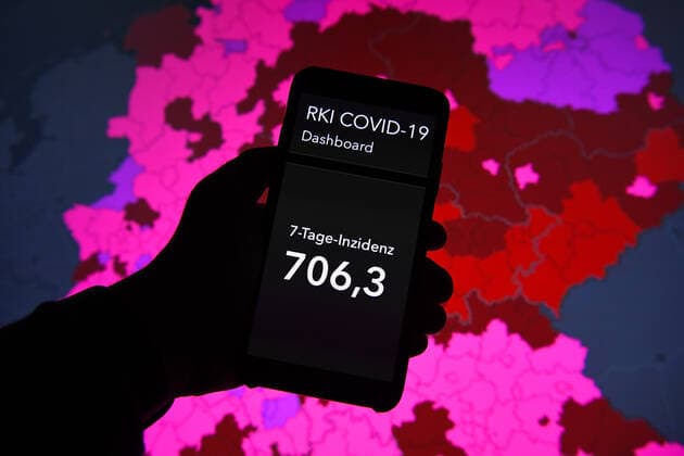 Coronavirus in Deutschland - Covid-19-Dashboard des Robert Koch-Institut 21.01.2022, Robert Koch-Institut: 7-Tage-Inzidenz 706,3. 7-Tage-Fallzahl 587.322. COVID-19-Fälle 8.460.546. Zugang um 140.160 gegenüber dem Vortag. COVID-19-Todesfälle 116.485. Zugang um 170 gegenüber dem Vortag. xHDx