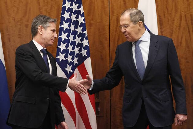 Bilder des Jahres 2022, News 01 Januar News Themen der Woche KW03 GENEVA, SWITZERLAND - JANUARY 21, 2022: US Secretary of State Antony Blinken (L) and Russia s Foreign Minister Sergei Lavrov shake hands ahead of security talks at the Hotel President Wilson. Sergei Bobylev TASS  TS11FDF1