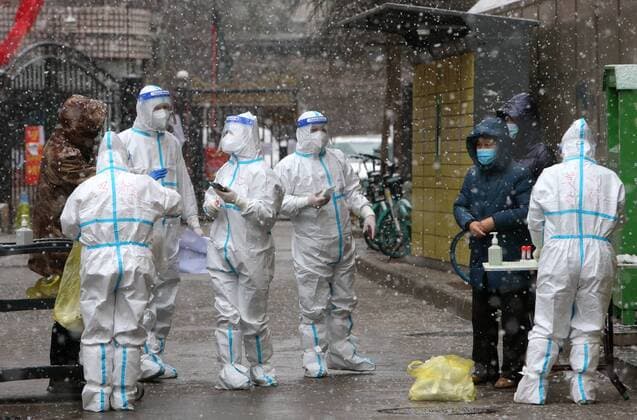 XI AN, CHINA - JANUARY 21: Medical members in protective suits work at a COVID-19 nucleic acid testing site in the snow on January 21, 2022 in Xi an, Shaanxi Province of China.  Copyright: xVCGx CFP111365844555