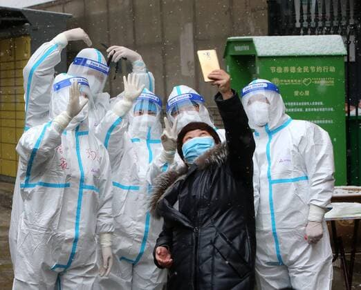 XI AN, CHINA - JANUARY 21: Medical members in protective suits pose for a photo at a COVID-19 nucleic acid testing site in the snow on January 21, 2022 in Xi an, Shaanxi Province of China.  Copyright: xVCGx CFP111365844564