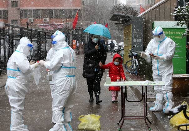 XI AN, CHINA - JANUARY 21: Medical members in protective suits work at a COVID-19 nucleic acid testing site in the snow on January 21, 2022 in Xi an, Shaanxi Province of China.  Copyright: xVCGx CFP111365844556