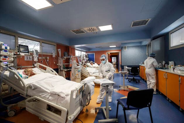 January 21, 2022, Rome, Italy: Health workers wearing overalls and protective masks in the intensive care unit of the Covid intensive care unit of the GVM ICC hospital of Casal Palocco near Rome, Italy, 21 January 2022. ANSA GIUSEPPE LAMI Rome Italy - ZUMAa110 20220121_zaf_a110_019 Copyright: xGiuseppexLamix