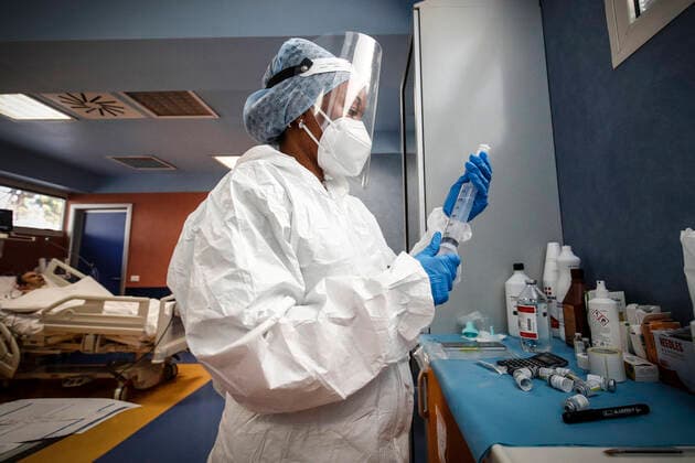 January 21, 2022, Rome, Italy: Health workers wearing overalls and protective masks in the intensive care unit of the Covid intensive care unit of the GVM ICC hospital of Casal Palocco near Rome, Italy, 21 January 2022. ANSA GIUSEPPE LAMI Rome Italy - ZUMAa110 20220121_zaf_a110_021 Copyright: xGiuseppexLamix