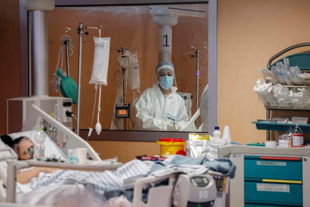 News Bilder des Tages January 21, 2022, Rome, Italy: Health workers wearing overalls and protective masks in the intensive care unit of the Covid intensive care unit of the GVM ICC hospital of Casal Palocco near Rome, Italy, 21 January 2022. ANSA GIUSEPPE LAMI Rome Italy  - ZUMAa110 20220121_zaf_a110_022 Copyright: xGiuseppexLamix