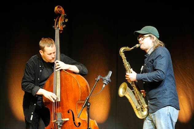 Die schwedischen Jazz-Musiker Petter Eldh (b.) und Otis Sandsjö (ts.) in der Essener Philharmonie. Swedish jazz musicians Petter Eldh (b.) and Otis Sandsjö (ts.) at the Philharmonie Essen. Essen NRW DEU;DE;GERMANY;DEUTSCHLAND;ALLEMAGNE