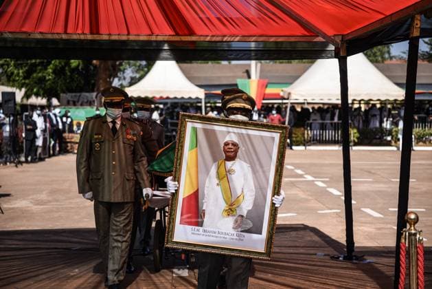 Bilder des Jahres 2022, News 01 Januar News Themen der Woche KW03 News Bilder des Tages Mali, Beerdigung von Ibrahim Boubacar Keita Arrival of the remains of Ibrahim Boubacar Keita, former President of the Republic of Mali, during the national funeral at the Military Engineering (Base A) in Bamako on Friday, January 21, 2022. Former Malian President Ibrahim Boubacar Keita died on Sunday, January 16, at the age of 76, a year and a half after he was overthrown by the military.  NicolasxRemenex xLexPictorium LePictorium_0258365