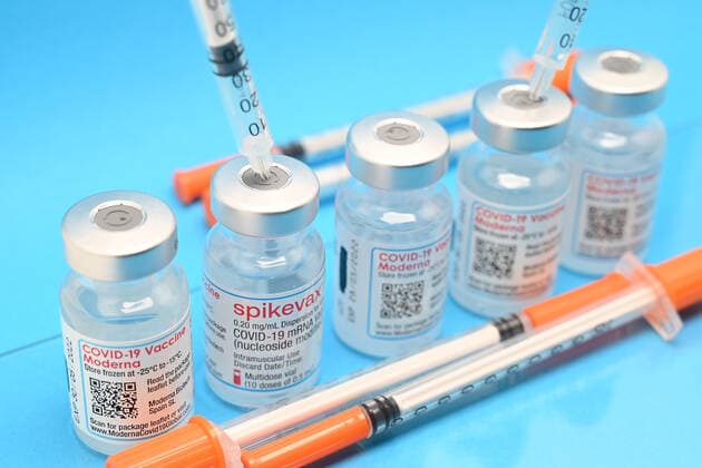 Stock and symbol pictures I 21 01 2022 topic vaccines in bottles also with syringes Hamburg Neugraben Hamburg Germany Copyright: xLobeca FelixxSchlikisx