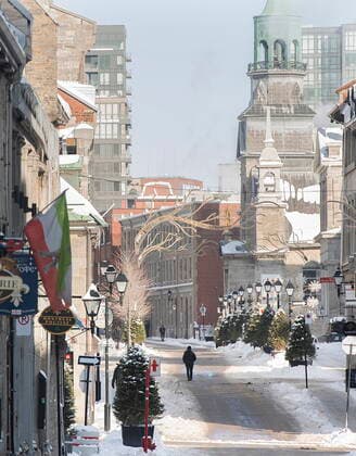 January 21, 2022, Montreal, PQ, Canada: A person walks along a street in Old Montreal, Friday, Jan. 21, 2022. Environment Canada has issued an extreme cold warning for the region. Montreal Canada  - ZUMAc35_ 20220121_zaf_c35_015 Copyright: xGrahamxHughesx