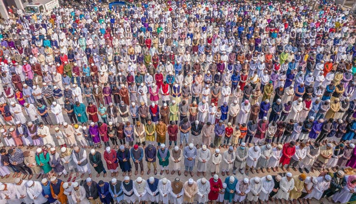 News Bilder des Tages January 22, 2022, Barishal, Barishal, Bangladesh: Aerial view shows People attending a Muslim Funeral of a person who lost the battle against new Covid-19 OMICRON Variant in Barishal, Bnagladesh. Barishal Bangladesh - ZUMAr337 20220122_zip_r337_006 Copyright: xMustasinurxRahmanxAlvix