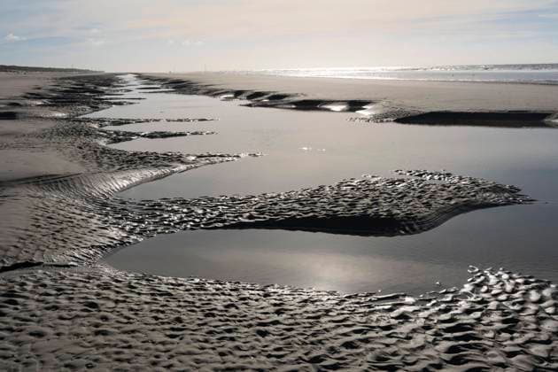 Sandstrand bei Ebbe mit Gezeitentümpeln, Insel Juist, Niedersächsisches Wattenmeer, Nordsee, Ostfriesland, Niedersachsen, Deutschland, Europa *** Sandy beach at low tide with tide pools, Juist Island, Lower Saxony Wadden Sea, North Sea, East Frisia, Lower Saxony, Germany, Europe Copyright: imageBROKER BirgitxKoch ibxbkc07203468.jpg