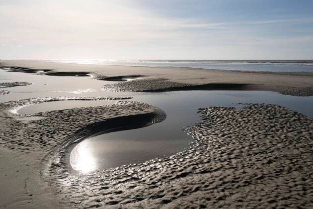 Creative Highlights World Sandstrand bei Ebbe mit Gezeitentümpeln, Insel Juist, Niedersächsisches Wattenmeer, Nordsee, Ostfriesland, Niedersachsen, Deutschland, Europa *** Sandy beach at low tide with tide pools, Juist Island, Lower Saxony Wadden Sea, North Sea, East Frisia, Lower Saxony, Germany, Europe Copyright: imageBROKER/BirgitxKoch ibxbkc07203476.jpg
