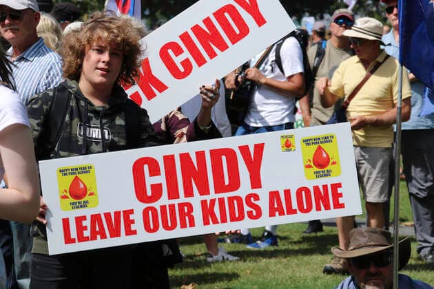 News Bilder des Tages January 22, 2022, Christchurch, Canterbury, New Zealand: Protesters hold banners that read Cindy leave our kids alone (directed at NZ Prime Minister Jacinda ardern.) during the antivax protest in Merivale..Protesters take to the streets in the affluent suburb of Merivale in protest against the mandatory Covid19 vaccination. Christchurch New Zealand - ZUMAs197 20220122_zaa_s197_023 Copyright: xAdamxBradleyx