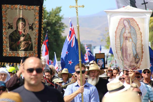 January 22, 2022, Christchurch, Canterbury, New Zealand: Protesters with Christian religious .symbols and pictures were seen during the antivax protest in Merivale..Protesters take to the streets in the affluent suburb of Merivale in protest against the mandatory Covid19 vaccination. Christchurch New Zealand - ZUMAs197 20220122_zaa_s197_026 Copyright: xAdamxBradleyx