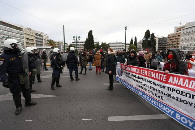 January 22, 2022, Athens, Greece: Protesters take part in a rally demanding better health conditions during the pandemic Athens Greece - ZUMAv62_ 20220122_zaf_v62_005 Copyright: xAristidisxVafeiadakisx