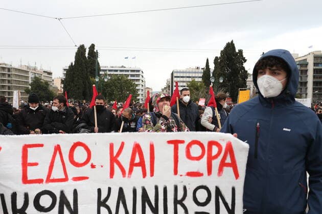 January 22, 2022, Athens, Greece: Protesters take part in a rally demanding better health conditions during the pandemic Athens Greece - ZUMAv62_ 20220122_zaf_v62_007 Copyright: xAristidisxVafeiadakisx
