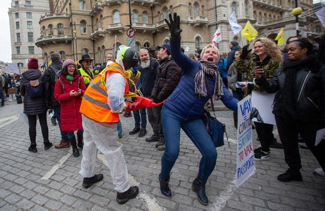 News Bilder des Tages January 22, 2022, London, England, United Kingdom: Thousands of anti-vaccine protesters stage a demonstration outside London headquarters of BBC. London United Kingdom - ZUMAs262 20220122_zip_s262_004 Copyright: xTayfunxSalcix