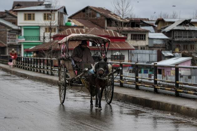 Weekend Lockdown In Jammu And Kashmir A man rides a Horse driven Carriage (Tonga) during COVID-19 Coronavirus weekend Lockdown on a cold winter day in Sopore, District Baramulla, Jammu and Kashmir, India on 22 January 2022. Sopore India  Copyright: xNasirxKachroox originalFilename: kachroo-notitle220122_npOB5.jpg