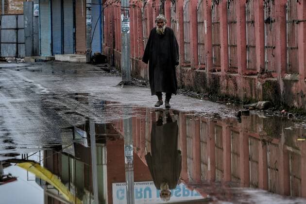 Weekend Lockdown In Jammu And Kashmir A man walks during COVID-19 Coronavirus weekend Lockdown on a cold winter day in Sopore, District Baramulla, Jammu and Kashmir, India on 22 January 2022. Sopore India  Copyright: xNasirxKachroox originalFilename: kachroo-notitle220122_npsnl.jpg