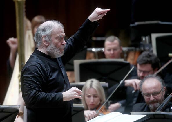 Entertainment Bilder des Tages MOSCOW, RUSSIA â€” JANUARY 22, 2022: Conductor Valery Gergiev (front) performs with the Mariinsky Theatre Symphony Orchestra at Zaryadye Concert Hall. The concert was organised by Valery Gergiev Foundation. Sergei Fadeichev TASS  TS11FFD2