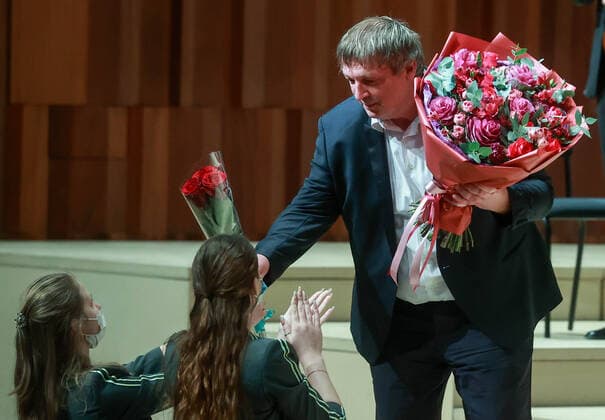 MOSCOW, RUSSIA â€” JANUARY 22, 2022: Pianist Boris Berezovsky receives flowers from wellwishers during a concert in which he performed with the Mariinsky Theatre Symphony Orchestra at Zaryadye Concert Hall. The concert was organised by Valery Gergiev Foundation. Sergei Fadeichev TASS  TS11FFE3