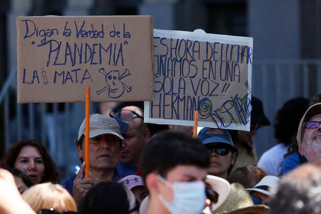 Santiago, January 22, 2022 Civil organizations for the defense of freedom denounce arbitrary discrimination against the parents of the six-month-old newborn, who were denied surgery because they did not have their mobility pass Marcelo Hernandez Aton Chile, Santiago Chile Aton 577113  Copyright: MARCELOxHERNANDEZ ATONCHILE
