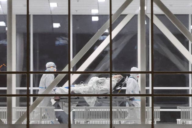 News Bilder des Tages MOSCOW, RUSSIA â€“ JANUARY 22, 2022: Medical staff workers in protective gear transport a patient on a stretcher across the skywalk at the Novomoskovsky Multipurpose Medical Centre that offers treatment to patients with suspected COVID-19 coronavirus infection, in Kommunarka, Novomoskovsky Administrative District of Moscow. Since the start of the pandemic, Moscow has confirmed more than 2,157,000 cases of COVID-19. Since 21 January 2022, the number of new confirmed cases has been increasing in the Russian capital by more than 16,000 daily. Vyacheslav Prokofyev TASS  TS120006