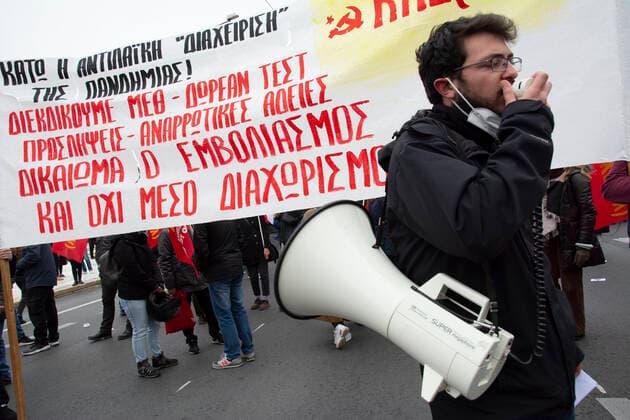 January 22, 2022: Protesters shout slogans against the Government. Thousands gathered in front of the Parliament and marched in the center of Athens to protest over the critical state the health system is, struggling to cope with the Covid19 pandemic. - ZUMAg221 20220122_zap_g221_013 Copyright: xNikolasxGeorgioux