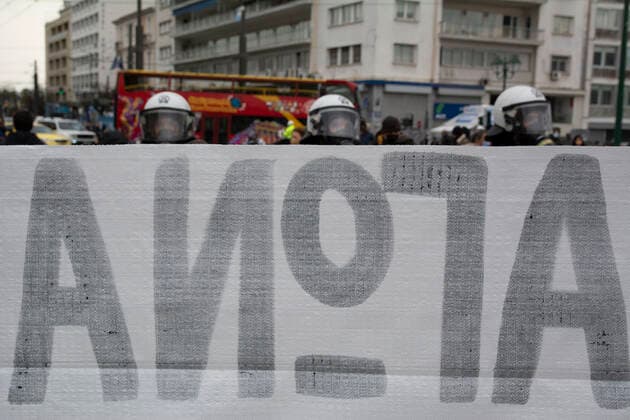January 22, 2022: Protesters shout slogans against the Government. Thousands gathered in front of the Parliament and marched in the center of Athens to protest over the critical state the health system is, struggling to cope with the Covid19 pandemic. - ZUMAg221 20220122_zap_g221_014 Copyright: xNikolasxGeorgioux