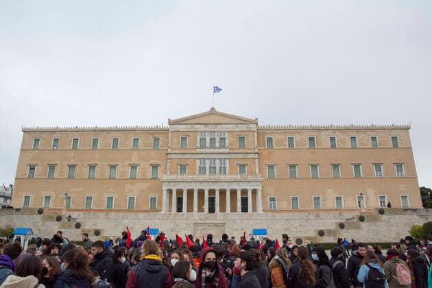 January 22, 2022: Protesters shout slogans against the Government. Thousands gathered in front of the Parliament and marched in the center of Athens to protest over the critical state the health system is, struggling to cope with the Covid19 pandemic. - ZUMAg221 20220122_zap_g221_019 Copyright: xNikolasxGeorgioux