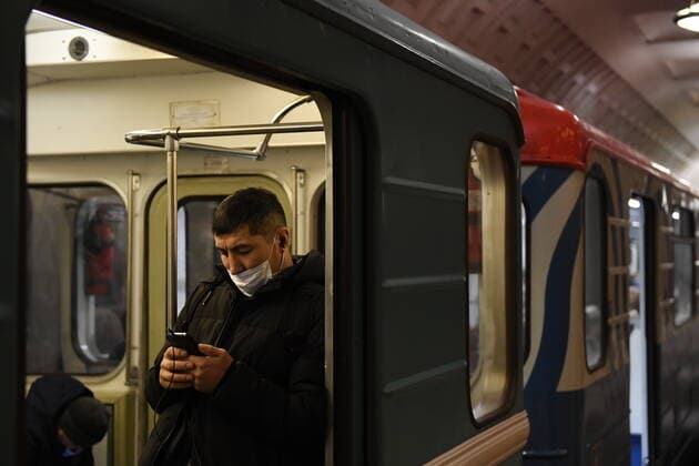 Russia Coronavirus Restrictions 6746853 22.01.2022 A man wearing a protective face mask is seen in a metro car at the Moscow s metro amid the outbreak of the coronavirus disease, in Moscow, Russia. Valery Melnikov Sputnik Moscow Russia  Copyright: xValeryxMelnikovx